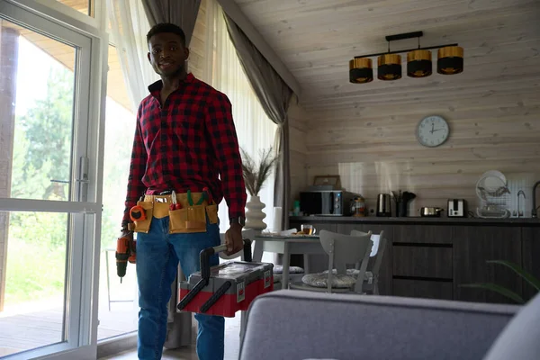 Trabajador Afroamericano Una Habitación Luminosa Con Herramientas Taladro Tipo Con — Foto de Stock