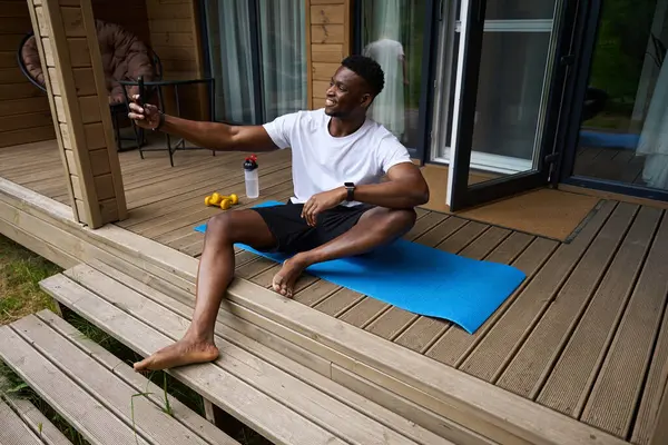 Афроамериканец Делает Селфи Время Перерыва Между Упражнениями Расположен Каримат — стоковое фото