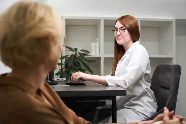 Pleasant Doctor Gives Recommendations Patient Ladies Seated Bright Office — Stock Photo, Image