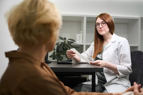 Junger Arzt Gibt Einer Patientin Empfehlungen Die Damen Sitzen Einem — Stockfoto