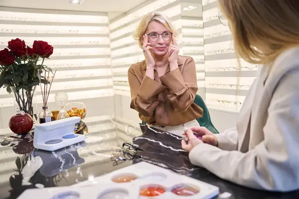 Lächelnde Dame Probiert Einem Optiksalon Stylische Brillen Sie Wird Von — Stockfoto