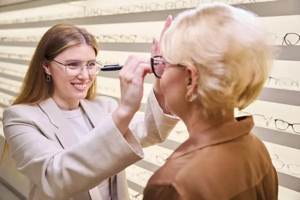 Ophtalmologiste Vérifie Vision Binoculaire Une Femme Âge Moyen Les Dames — Photo