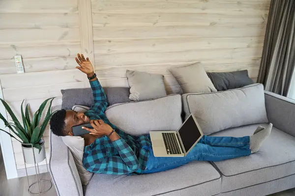 Afro Américain Placé Sur Canapé Avec Son Téléphone Portable Ordinateur — Photo