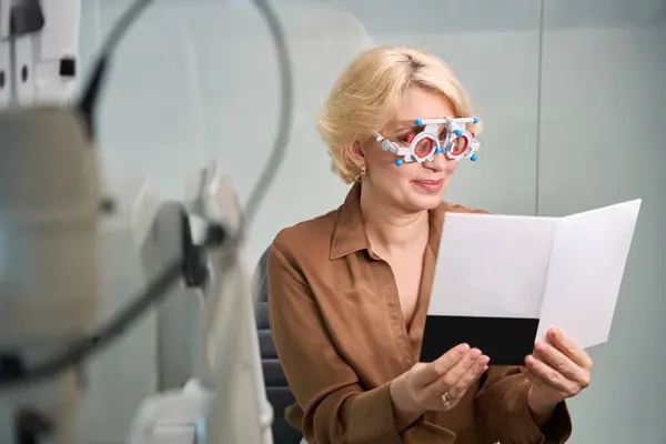 Usmívající Žena Fázi Očního Testu Pro Výběr Brýle Speciální Přístroj — Stock fotografie