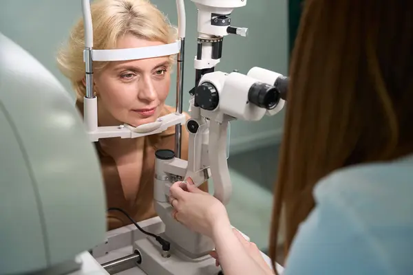 Femme Âge Moyen Rendez Vous Chez Ophtalmologiste Médecin Utilise Appareil — Photo