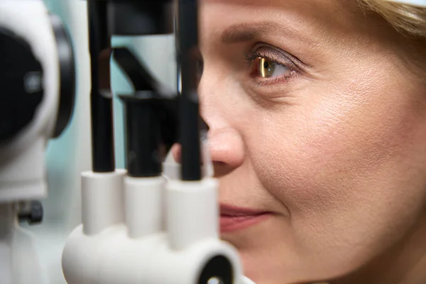 Müşteri Başı Göz Doktoruyla Randevusu Olan Özel Bir Göz Doktorunun — Stok fotoğraf