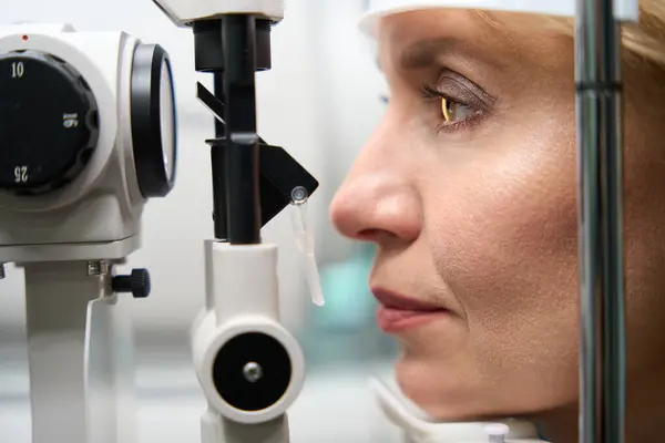 Optalmolojik Muayeneden Geçen Orta Yaşlı Bir Hasta Bir Göz Doktoruyla — Stok fotoğraf