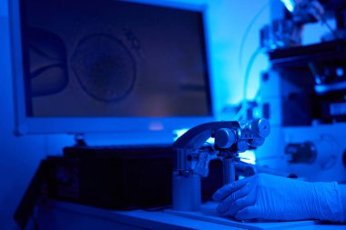 Embriyolog el yapımı mikro manipülasyon ekipmanlarının, intrakytoplazmik sperm enjeksiyonu prosedürü sırasında kapatılması