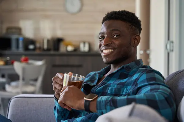 Afroamerikaner Mit Smarter Uhr Auf Der Hand Saß Mit Einer — Stockfoto