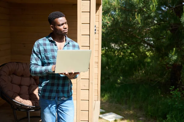 Curly Haired Man Walked Out Wooden Terrace Laptop Wearing Comfortable — Stock Photo, Image