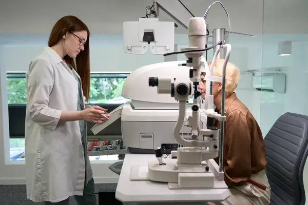 Young Doctor Examines Eyes Middle Aged Lady Modern Ophthalmological Devices — Stock Photo, Image