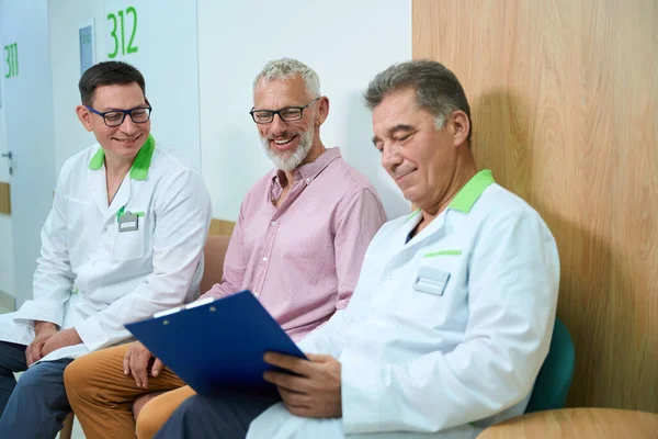 Tři Muži Kolegové Pacient Sedí Nemocniční Chodbě Pokoj Světlý Čistý — Stock fotografie
