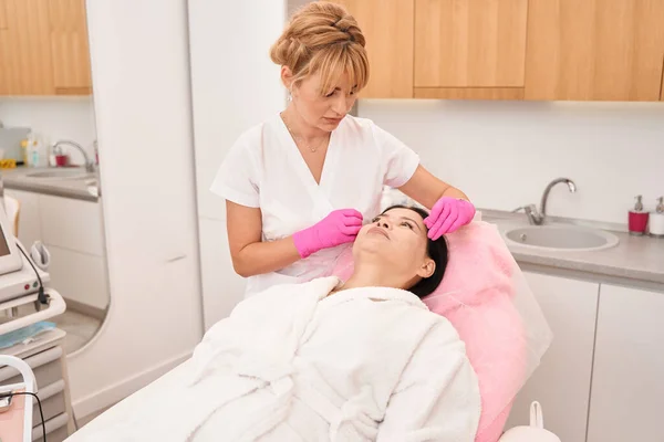 Female Esthetician Uses Special Thread Mark Eyebrows Client Procedure — Stock Photo, Image