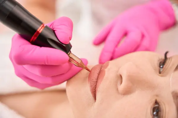 Spécialiste Des Gants Protection Fait Maquillage Permanent Des Lèvres Client — Photo