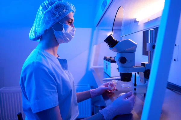 Sidovy Embryolog Sittande Mikroskop Med Injektionsflaskan Fylld Med Flytande Lösning — Stockfoto