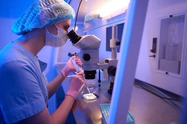 Sidovy Koncentrerad Embryolog Tittar Genom Mikroskop Medan Pipettera Prov Flera — Stockfoto
