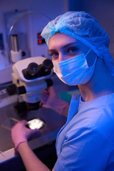 若い女性科学者の肖像画 ピペットと顕微鏡を用いた生物学的素材を求める — ストック写真