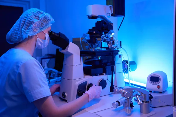 Embryologe Manipuliert Pipetten Petrischale Unter Dem Mikroskop Während Der Intrazytoplasmatischen — Stockfoto
