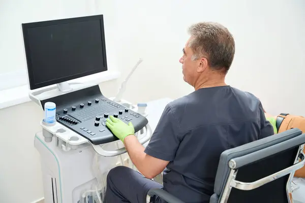 Yerindeki Doktor Ultrason Muayenesi Yapıyor Hasta Kanepede Oturuyor — Stok fotoğraf