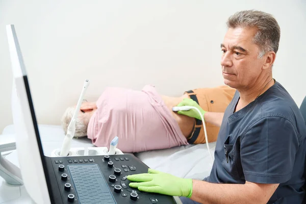 Erfarna Urolog Genomför Ultraljudsundersökning Äldre Man Diagnostikern Använder Modern Utrustning — Stockfoto