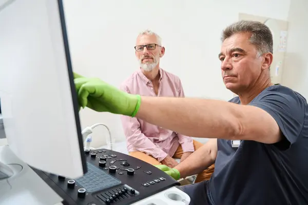 Lékař Konzultuje Starším Pacientem Ultrazvukové Místnosti Pomocí Moderního Vybavení — Stock fotografie