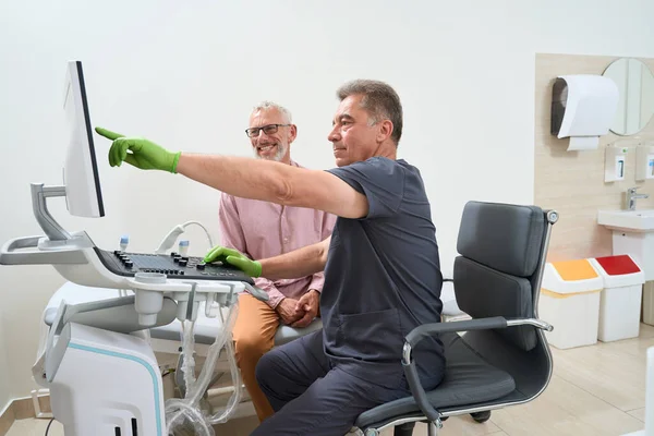 Zkušený Uzolog Konzultuje Šedovlasého Pacienta Ultrazvukové Místnosti Klinika Používá Moderní — Stock fotografie
