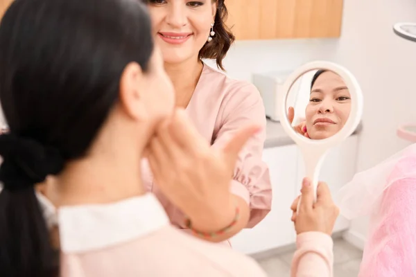 Asian Lady Consultation Cosmetologist She Looks Mirror — Stock Photo, Image