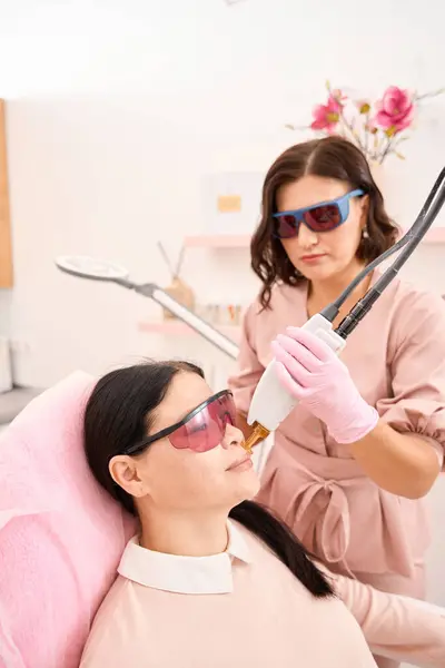Modern Procedur För Laser Ansiktsbehandling Hårborttagning Kosmetologi Klinik Kvinnor Skyddsglasögon — Stockfoto