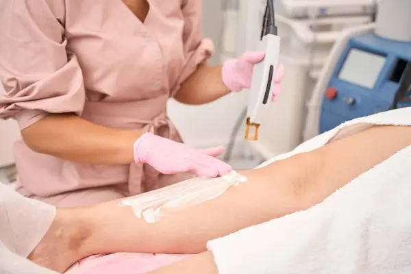 Spezialist Schmiert Die Beine Des Patienten Mit Einer Schutzcreme Vor — Stockfoto