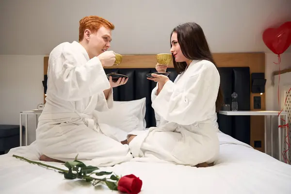 Casal Amoroso Vestes Brancas Desfrutando Café Romance Quarto Acolhedor Decorado — Fotografia de Stock