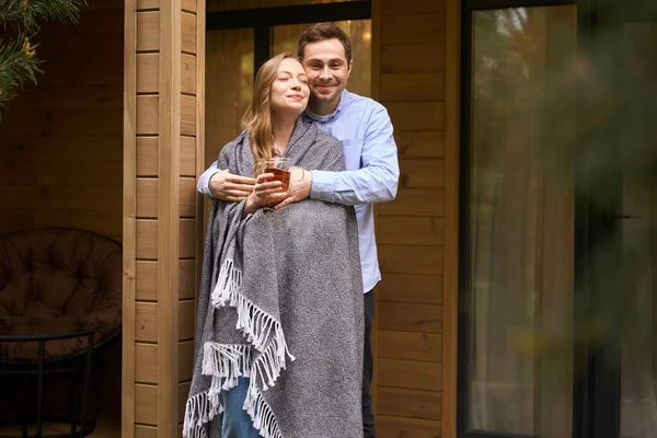 Happy Young Male Embracing His Pretty Lady Wrapped Blanket Drinking — Stock Photo, Image