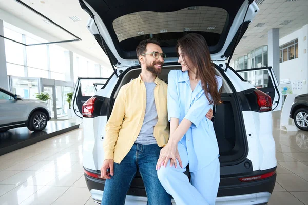 Caucasian Woman Man Leaning Trunk Car While Looking Each Other — Stock Photo, Image