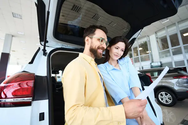 Caucasian Woman Man Reviewing Paper While Leaning Trunk Auto Car — Stock Photo, Image