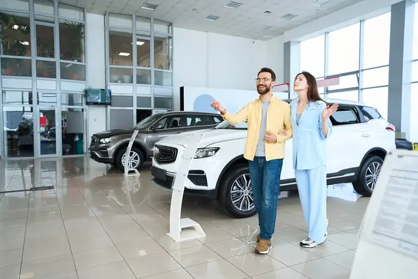 Young Woman Man Holding Hands Standing Auto Car Showroom — Stock Photo, Image