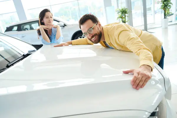 Handsome Man Hugging Hood Auto While Looking His Girlfriend Watching — Stock Photo, Image