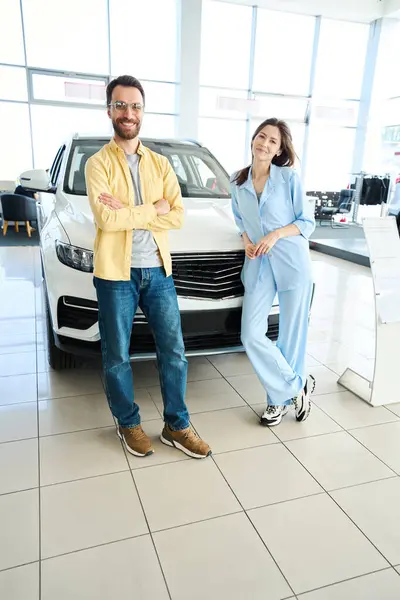 Young Woman Man Looking Camera While Standing Auto Car Dealership — Stock Photo, Image
