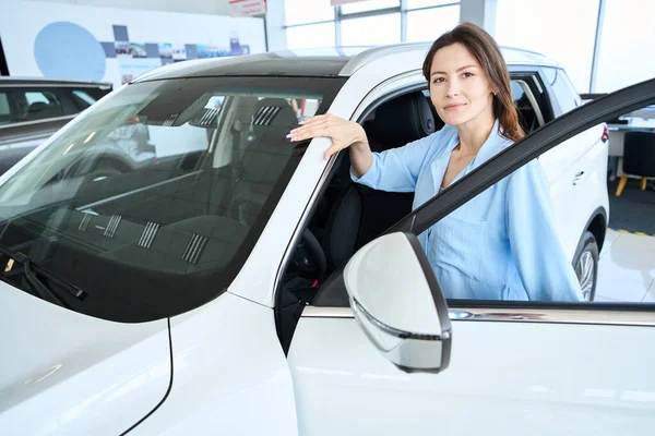Attractive Woman Stylish Clothes Looking Camera While Opening Auto Door — Stock Photo, Image
