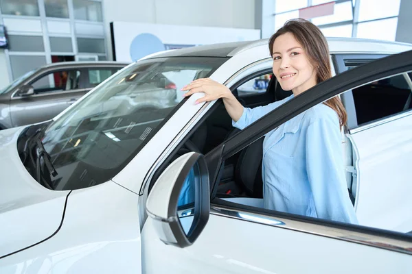 Smiling Woman Stylish Clothes Looking Camera While Opening Auto Door — Stock Photo, Image