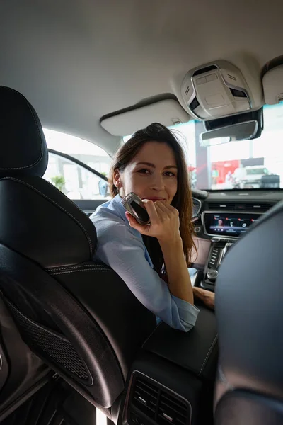Attractive Woman Holding Car Key Looking Camera While Sitting Auto — Stock Photo, Image