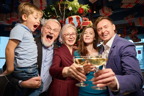 Famiglia Estremamente Felice Gioiosa Con Bicchieri Champagne Che Godono Celebrazione — Foto Stock