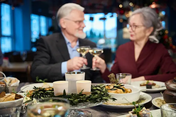 Gelukkig Ouder Paar Vieren Oudejaarsavond Samen Klinkende Glazen Met Champagne — Stockfoto