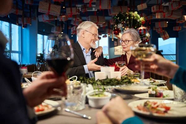 Homem Mulher Alegres Sentados Mesa Festiva Desfrutando Jantar Natal Acolhedor — Fotografia de Stock