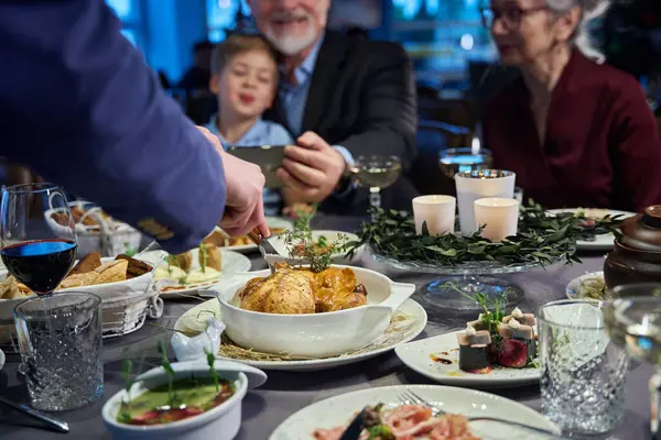 Onbekende Man Snijden Gebraden Kip Voor Vakantie Diner Met Familie — Stockfoto