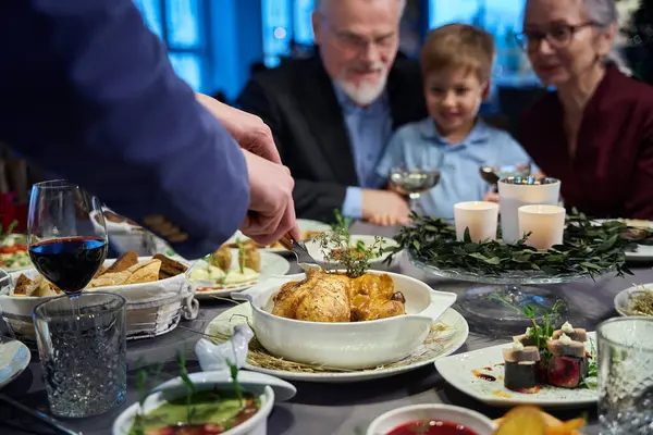 Familie Zit Aan Tafel Restaurant Gaan Gebraden Kip Dragen Terwijl — Stockfoto