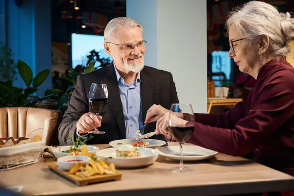 Веселые Пожилые Мужчина Женщина Празднуют Новый Год Ресторане Праздничным Ужином — стоковое фото