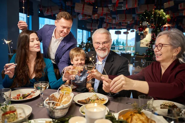 Overblijde Familie Klinkende Champagne Glazen Tijdens Het Vieren Van Nieuwjaarsavond — Stockfoto