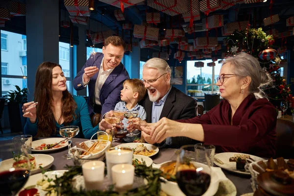 Vrolijke Mensen Drinken Champagne Tijdens Nieuwjaarsfeest Feestelijk Restaurant Genieten Van — Stockfoto