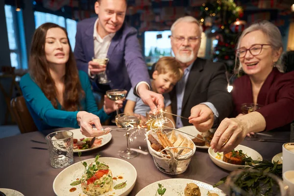 Famille Excitée Tenant Scintillant Pendant Fête Nouvel Restaurant Être Heureux — Photo
