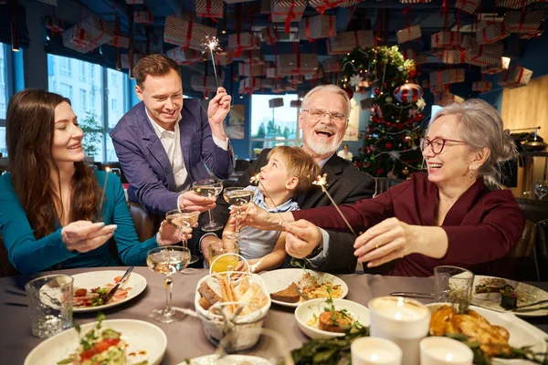 Famiglia Con Luci Del Bengala Clinking Bicchieri Champagne Che Celebrano — Foto Stock