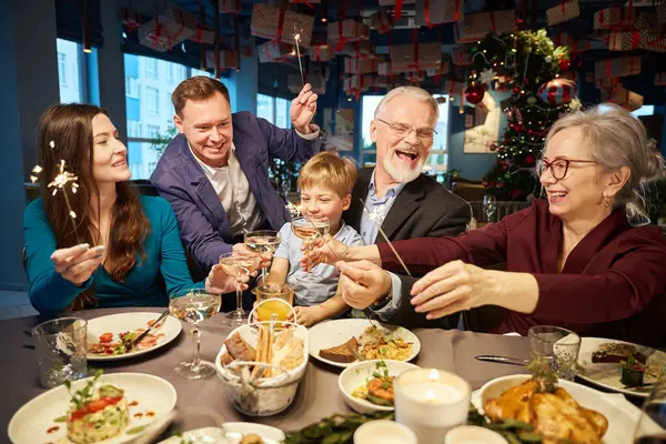 Famille Souriante Positive Célébrant Nouvel Restaurant Clinking Verres Champagne Réjouissant — Photo